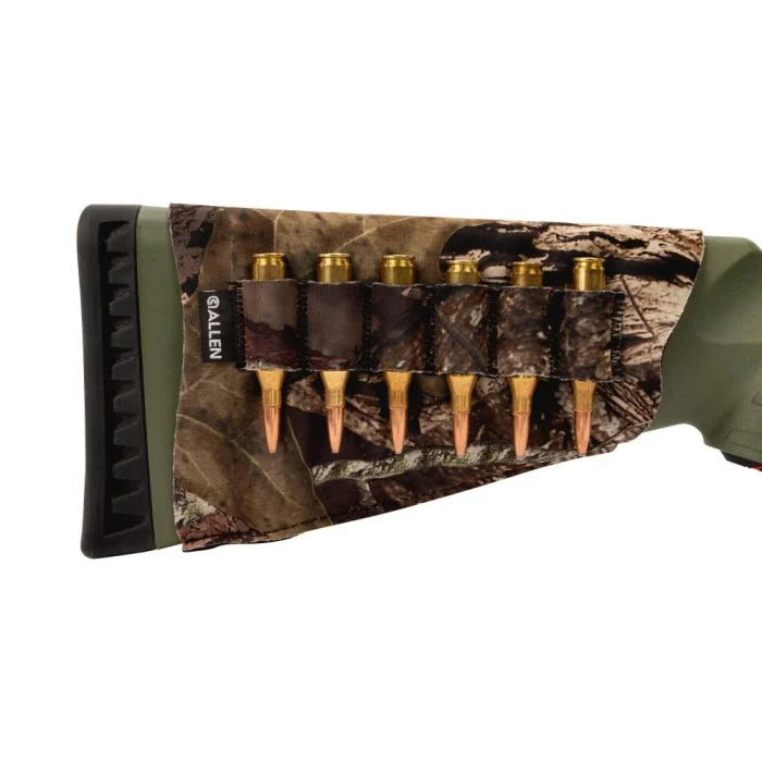 Carrillera Allen Camo de Neopreno para Culata de Rifle  montada en el rifle con 6 cartuchos  balas