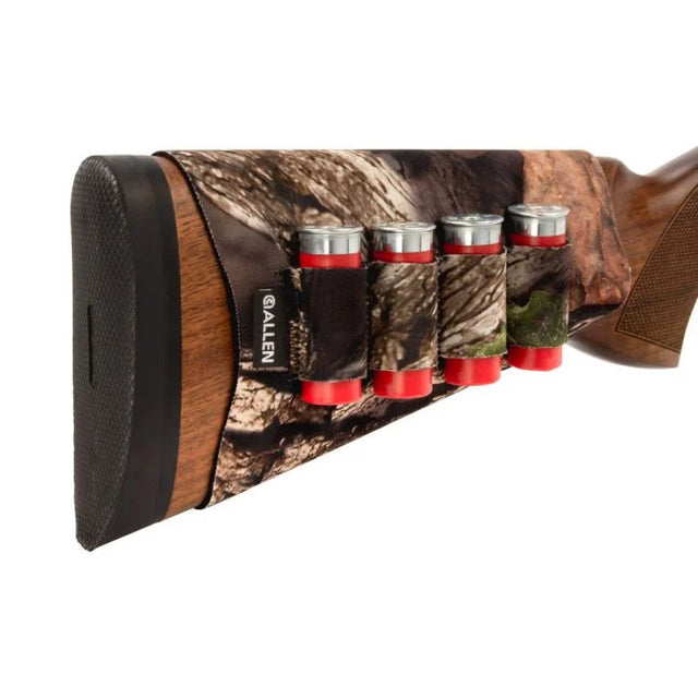 Carrillera Allen Camo de Neopreno para Culata de Escopeta colocada en la escopeta con cuatro cartuchos vista cercana