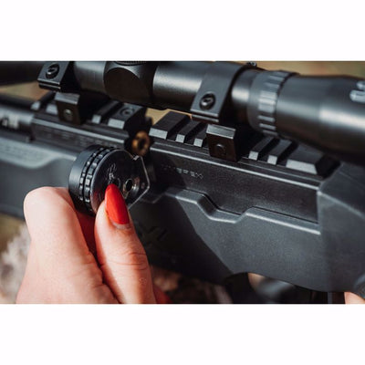 Rifle de Aire Umarex Komplete NCR Nitro PCP Calibre .22 - 5.5 mm vista cargador en el rifle