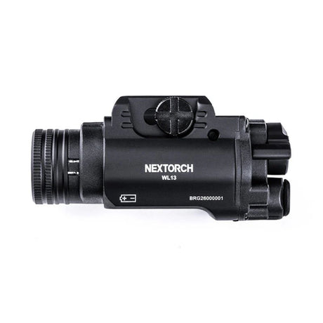 Linterna Táctica Nextorch 1300 Lúmenes vista lateral con marca y modelo